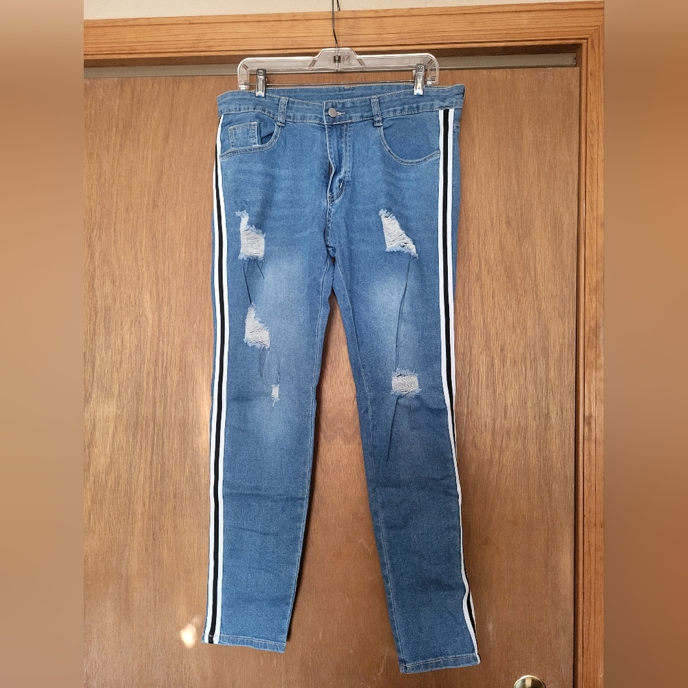Women's NWOT Blue Jeans with Distressed Details, M